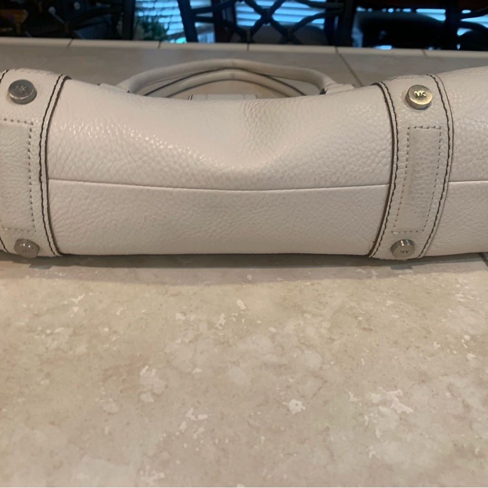 Michael Kors White Shoulder Bag with Structured Design - Picture 3 of 6